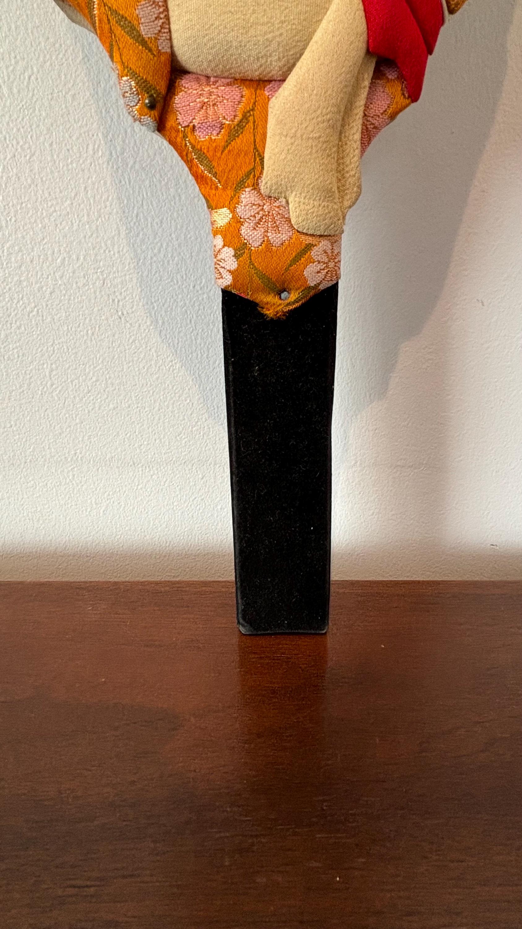 ヴィンテージの日本の羽子板：手彩色された芸者のレリーフ壁アート（22 