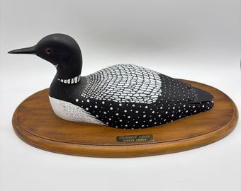 Escultura vintage de pato colimbo común, tallada a mano en madera, firmada.