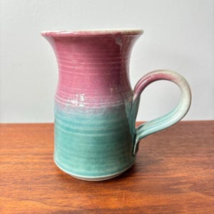 Taza de café de cerámica artística con esmalte magenta, rosa y verde, firmada por el artista Foster (11,4 cm).