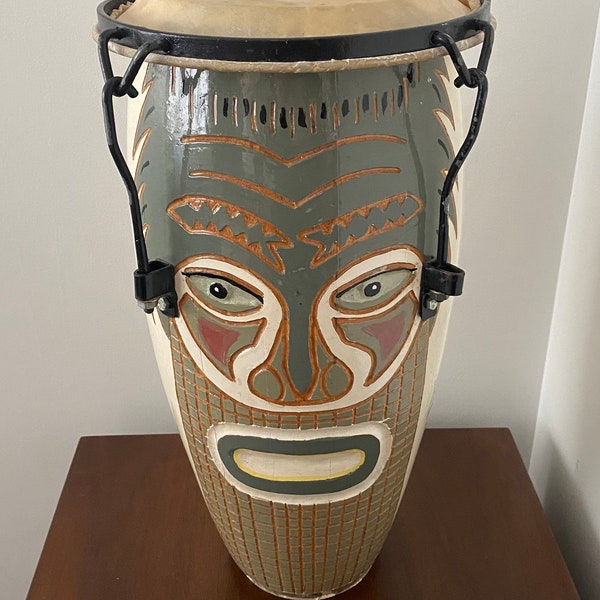 RARE tambour conga en bois sculpté vintage, tambour Conga à visage sculpté Tiki unique, tambour conga à percussion peint coloré, décor Tiki, conga unique