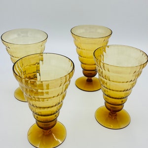 Vintage MCM amberglas golvende cocktailparfaitschalen met ringen, Utility Glass Works, Cambodia Ware 5&quot; Set van 4, vintage bargerei van amberglas