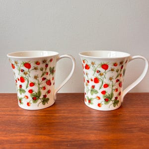 Tazas de porcelana fina vintage con diseño de fresas "Dovedale" de Jane Fern Dunoon, Inglaterra.