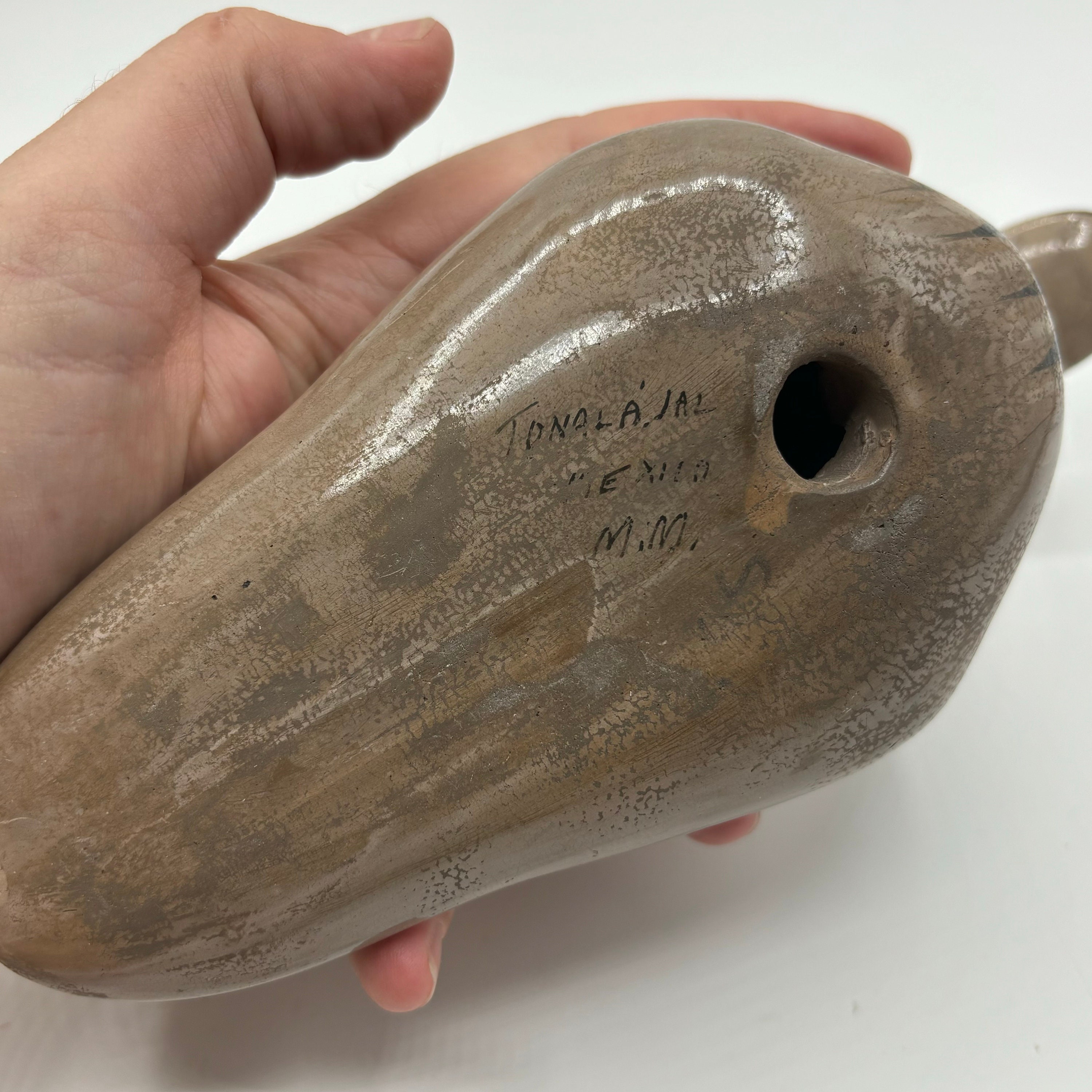 ヴィンテージの磨き仕上げのトナラ産メキシコ民芸陶器製アヒルの置物