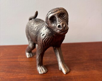 鋳鉄製の徘徊する猿の置物：現代的な棚飾り（5.75インチ） - Etsy 日本