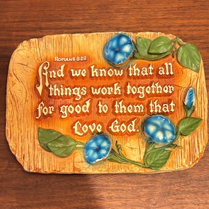 Placa de pared cristiana de tiza vintage: «Todo obra para bien». Decoración floral para la cocina.