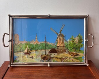Bandeja vintage de vidrio pintado al revés de Alemania Occidental con escena portuaria de molino de viento holandés