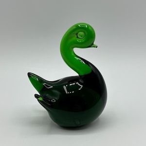 Vintage Emerald Green Art Glass Swan Figurine 3.5”