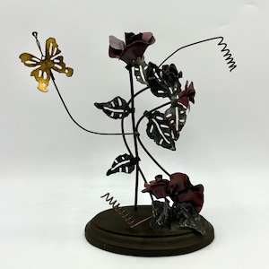 Escultura artística vintage contemporánea de metal, alambre de latón y rosa, con letras y portafotos de 20 cm