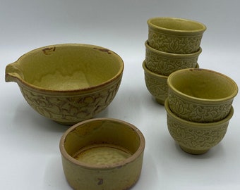 Vintage keramische gele reliëf Japanse Chinese Matcha theeserveerset