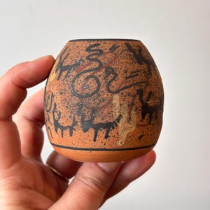 Jarrón pequeño de cerámica de terracota vintage con diseño de postres jeroglíficos, cerámica de estilo suroeste.
