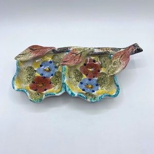 Bandeja de baratijas dividida de cerámica de mayólica italiana vintage con motivo de flores de mango