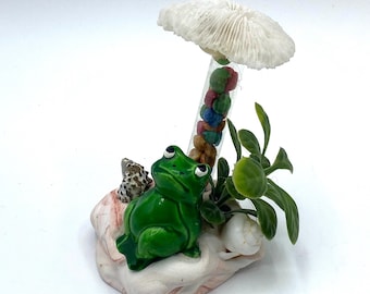 Estatueta vintage de sapo em concha: lembrancinha kitsch da Flórida. Arte vintage com conchas.