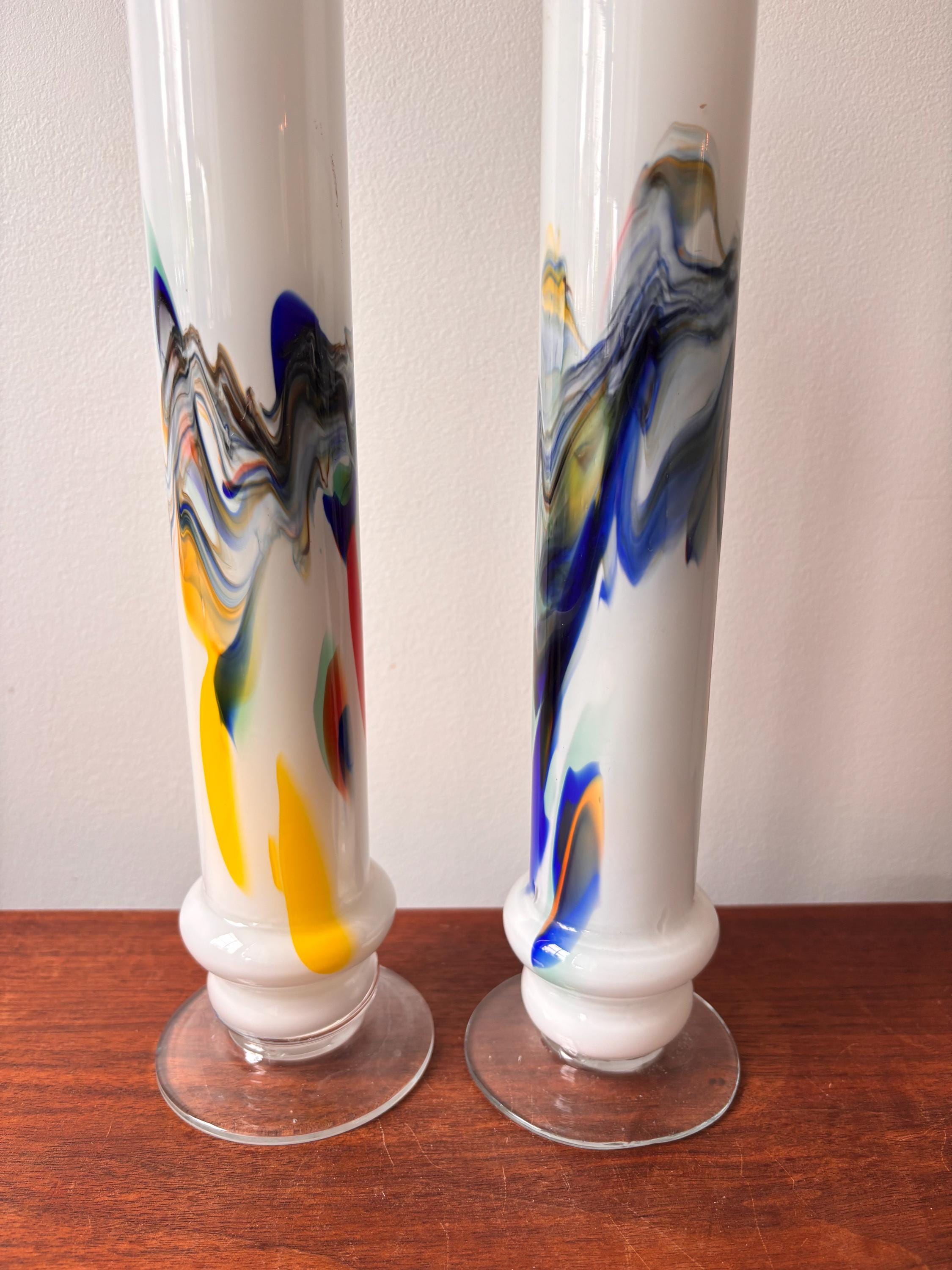 ヴィンテージ MCM アートガラス花瓶：マルチカラーの渦巻き模様の白い