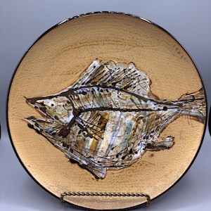 Assiette murale en céramique japonaise texturée poisson MCM vintage, décor poisson MCM, signé par l&#39;artiste 30 cm
