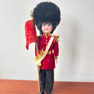 Vintage British Royal Guards Souvenir Puppe mit Flagge, britischer Palace Gaurd Soldat Sleepy Eyes