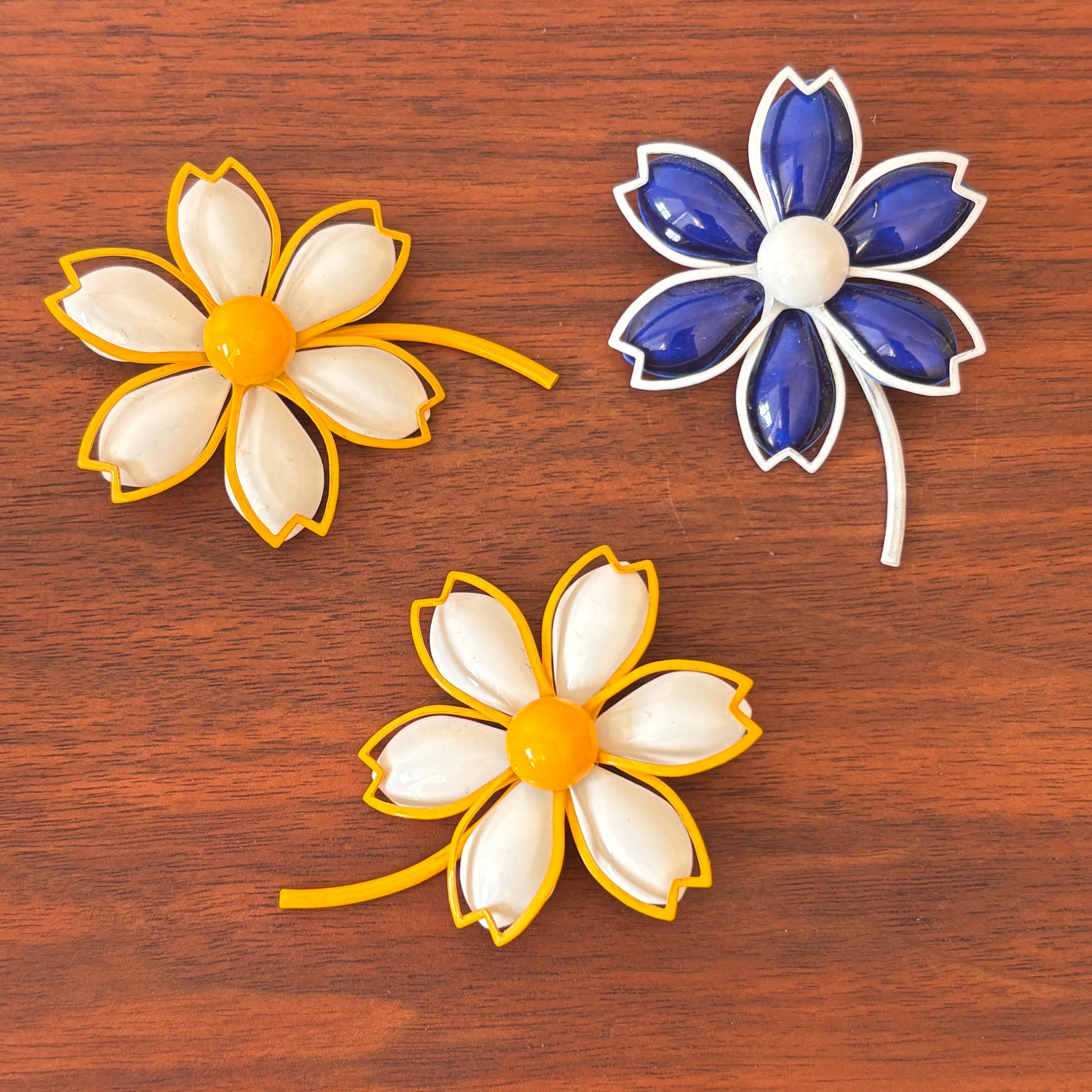 Broche aimantée Porte lunettes fleur argentée nacre grise