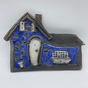 Vintage Raku Blå Nyckfull Hus Keramik Väggplakett Dekor Keramikkonstnär Signerad Elsa Mann