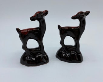 Figuras de corderos sentados esmaltados en marrón rojizo de cerámica canadiense de mediados de siglo