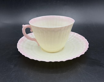 Taza de té y platillo con ribete rosa Limpet de Belleek Ireland, 6.ª marca verde