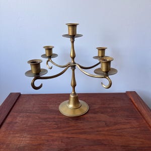 Centro de mesa de candelabro vintage de latão com 5 braços