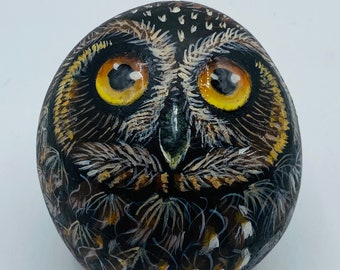 アーティストのサイン入り、手描きのフクロウの石 - Etsy 日本