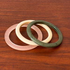 Lot de 3 joncs vintage en bakélite lucite de couleur neutre, bracelets vintage, rose, vert et crème