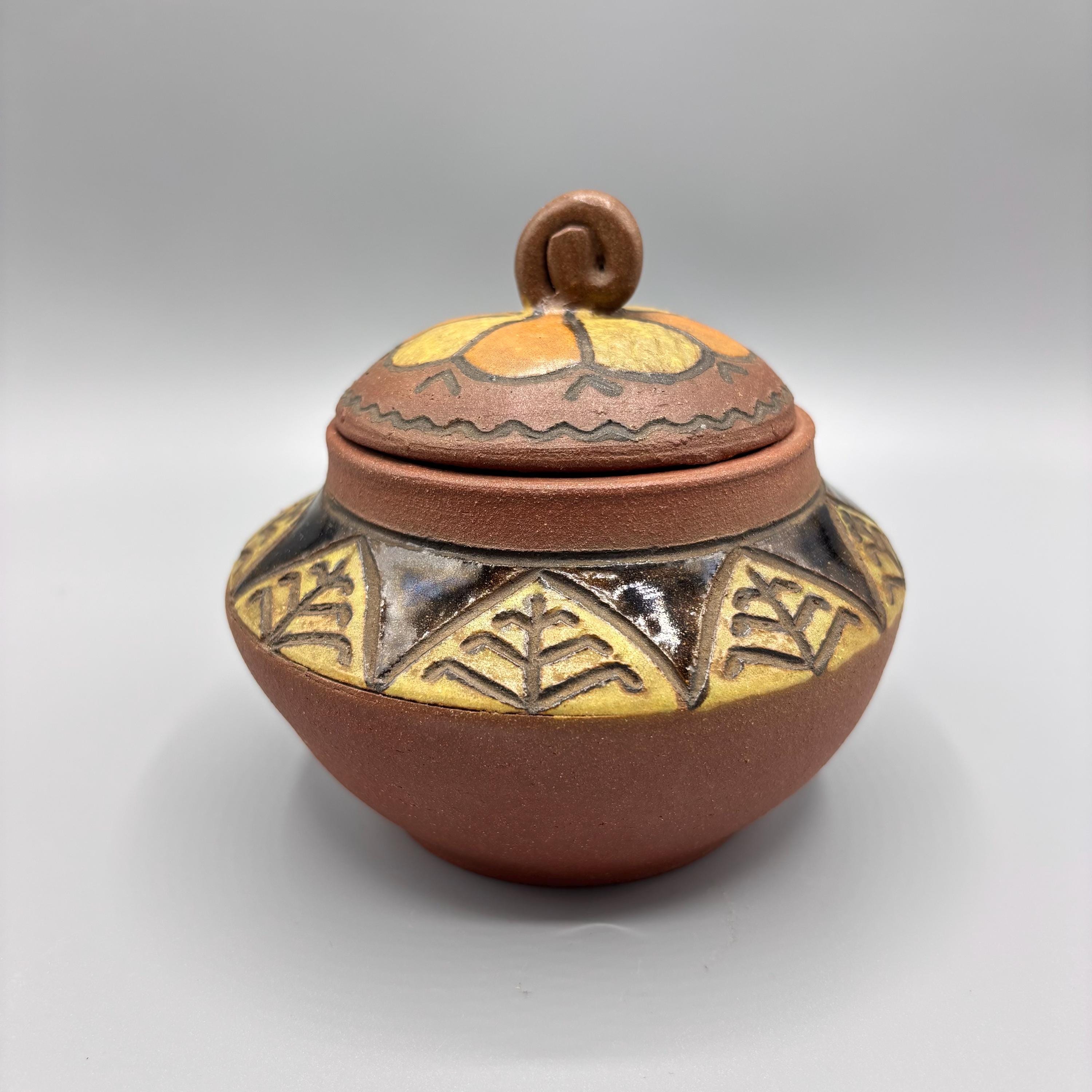 ヴィンテージフォークアートの赤土陶器の壺：エマ・ジェグゼ（ラトビア