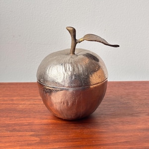 Puede incluir: Un juego de tres tazas de cerámica con acabado mate moteado. Las tazas son de color crema, gris claro y gris oscuro. Cada taza tiene un diseño simple y minimalista.