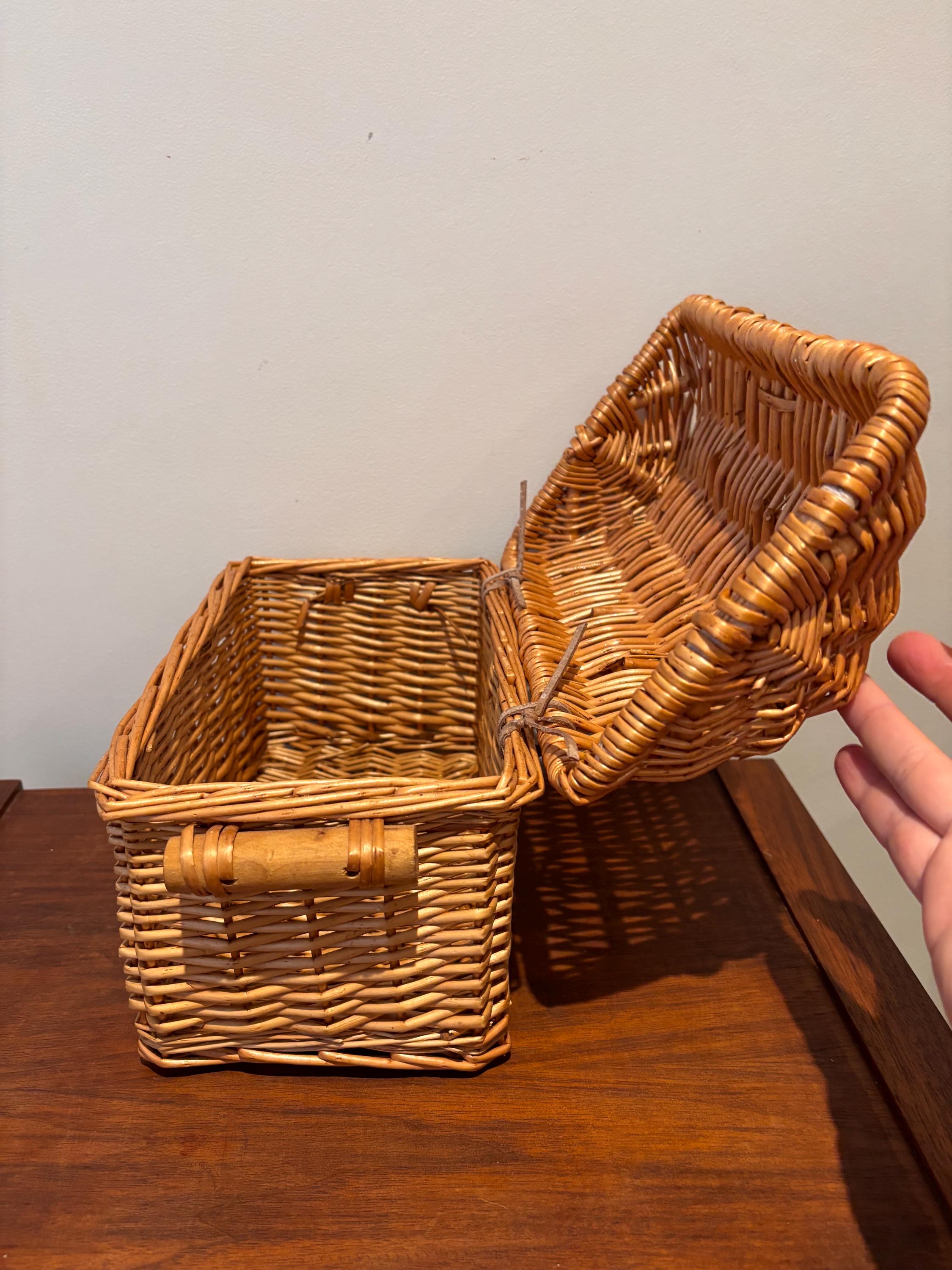 ヴィンテージ編み籐宝箱バスケット（蓋付き） - Etsy 日本