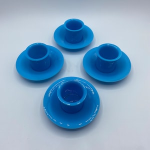 Antica tazza e piattino cinese in vetro di Pechino blu turchese, set di 4 tazze e piattini in vetro di Pechino blu brillante