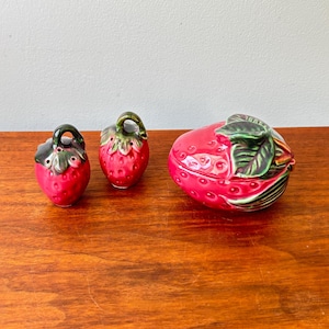 Vintage Ceramic Figural Strawberry Condiment Salt and Pepper Shaker Set, Made in Japan, Vintage Fruit Tableware