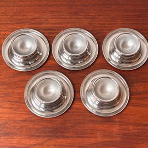 Könnte beinhalten: Rustikales Holzschild mit dem Text "Welcome to our home" in weißer Schrift. Das Schild hat eine Used-Optik und ein schlichtes, einladendes Design, perfekt für eine Veranda oder einen Eingangsbereich.