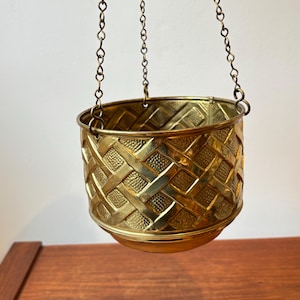 Vintage Lombard England Basket Weave Gold Brass Wisząca doniczka Cache Pot, tłoczona mosiężna doniczka
