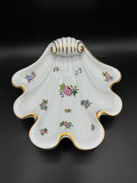 Vintage Herend Hungary Queen Victoria Shell With Handpainted