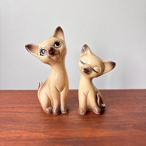 Vintage Ceramic Japan Long Neck Siamese Cat with Long Eye Lashes Pair Salt And Pepper Shakers, Kitschy kitchen Salt Pepper Cats