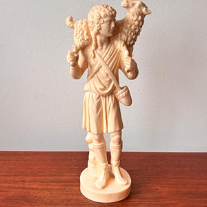 Scultura d&#39;epoca in alabastro italiano: il giovane Davide, buon pastore di pecore, firmato A. Santini