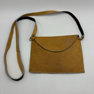 Vintage handgereedschap cognac krokodillenleer leren reistasje met handgestikte rand, vintage leren portemonnee paspoortzakje