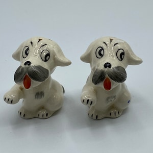 Vintage witte pepervaatje voor puppyhond met verhoogde poot, kitscherige keukendecor, verzamelobject hondenzoutpeper