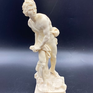 Scultura italiana d&#39;epoca in alabastro: Davide che si prepara alla battaglia, firmata A. Santini