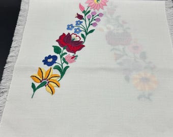 ハンガリーカロチャ刺繍が施されたテーブルランナー il_1080xN.6683777762_ja8x.jpg
