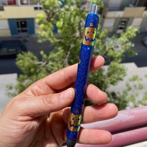 Blauer glitzernder Halloween-Gelstift mit einziehbarem Design