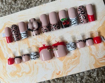 Tierdruck Mani Pedi Drücken Sie auf die Nägel Set | Rote französische Spitze, 3D Bikini, Medium Square