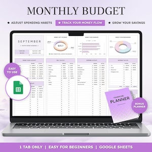 Op de afbeelding: Een laptop met een maandelijks budget sjabloon met de tekst "MONTHLY BUDGET". Het scherm toont grafieken en tabellen voor het volgen van financiën. Extra tekst omvat "ADJUST SPENDING HABITS", "TRACK YOUR MONEY FLOW" en "GROW YOUR SAVINGS".