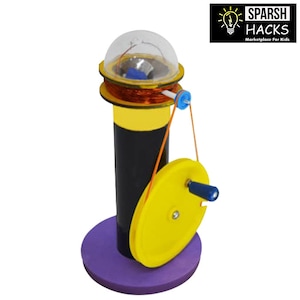 Puede incluir: Un kit de ciencias colorido con una cúpula transparente, una bobina de cobre y una rueda amarilla. El kit tiene un cuerpo cilíndrico negro y amarillo y una base púrpura. El texto "SPARSH HACKS Marketplace For Kids" está en la esquina superior derecha.