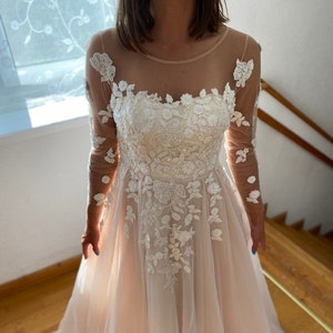 Robe de mariée trapèze en dentelle florale à manches longues et épaules dénudées 2025 « Ernesta »