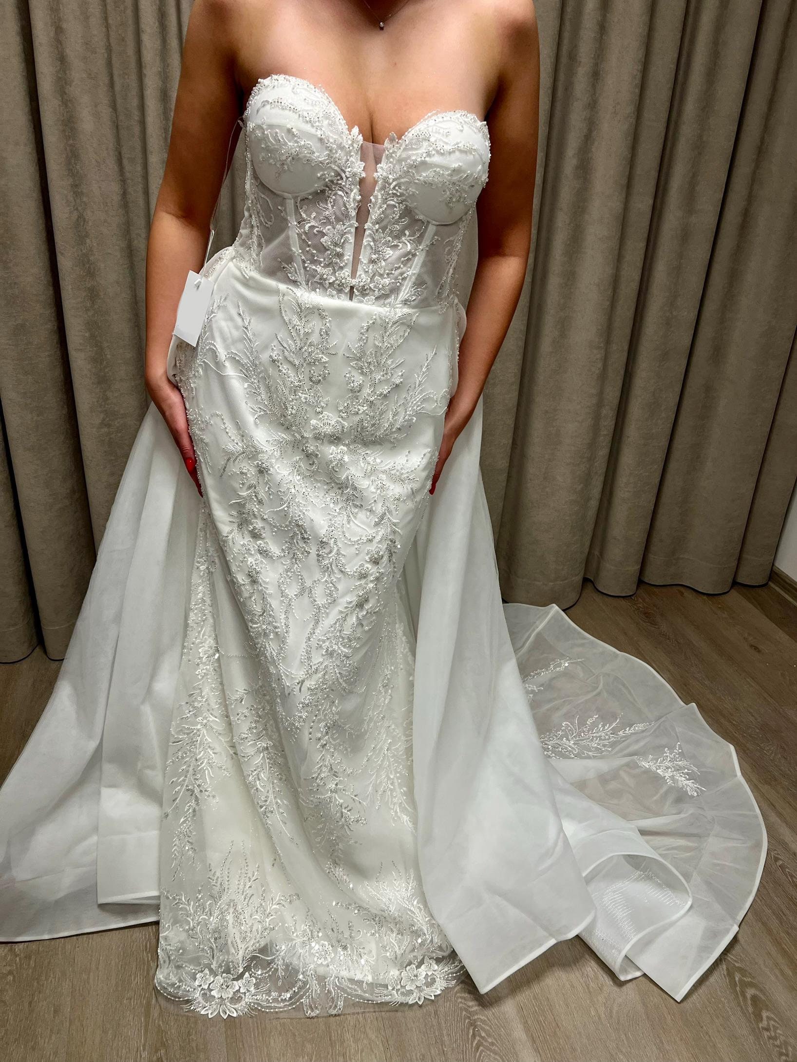 Elegante vestido de novia de sirena con encaje y mangas largas
