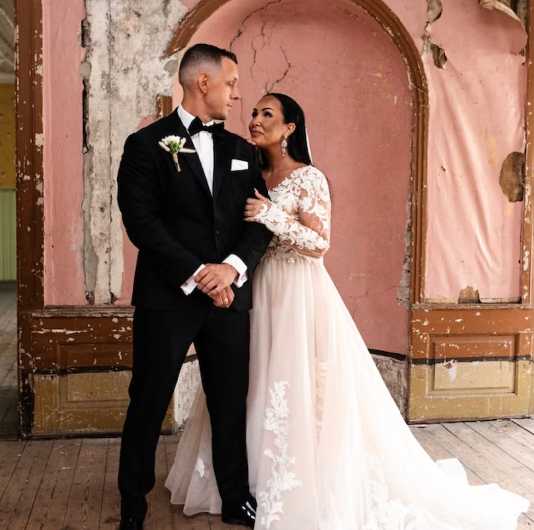 Abito da sposa a trapezio con maniche lunghe trasparenti