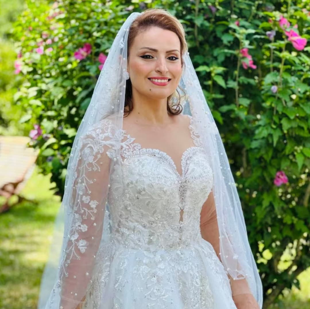 Elegant Ball Gown Wedding Dress With Sweetheart Neckline Long