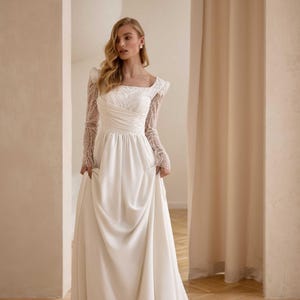 &quot;Hochzeitskleid &quot;&quot;Joraute&quot;&quot; mit Schlitz am Halsausschnitt und Spitze am Rücken mit Spitze&quot;
