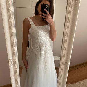 Brautkleid in A-Linie mit rechteckigem Ausschnitt mit Schnürung am Rücken Mieder aus floraler Spitze mit Glitzer-Tüll und Tellerrock &quot;Benita&quot;